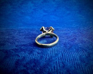【生徒作品】自由課題３重ねつけ完全対応の石座 material：K18YG quartz diamond この石座は他の指輪と完全に重ね付けを楽しむことが出来ます。しっかりと重なり合ってくれるので指輪の組み合わせでより多くのパターンでコーディネート出来ます。装着する喜びを反じる指輪です。 DOVE彫金教室ではこのようなレベルのジュエリーを自由につくることが出来ます。 基礎も大事ですが創作を楽しみながら彫金を学ぶことが大事です。 DOVE彫金教室では共に学ぶ仲間を募集しています。 まずは彫金体験入学でプロの素材、工具、テクニックを体感してください。ジュエリーの可能性を感じることができるでしょう。 コンテンポラリージュエリーアーティスト 山田直広 PS Dove Academy of Jewelry Artsは、世界的に活躍するジュエリーアーティスト山田直広のジュエリー工房にショップを併設しています。欧米のジュエリー文化を作家本人から直接彫金指導を受けることが出来ます。