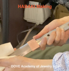 彫金工房で刀のハバキを製作している動画です。