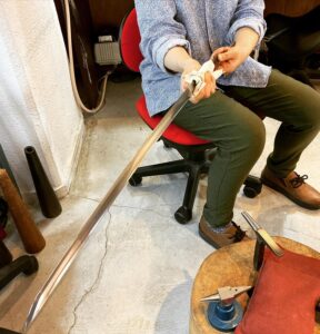 彫金技法で日本刀のハバキを製作
