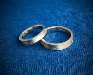【吉祥寺の彫金教室でジュエリーメイキングを楽しむ】 今日もコツコツ彫金作業 このようなオーダージュエリー制作を間近で見ながら学習できます。 共に学んでみませんか？ 吉祥寺は晴天 写真の結婚指輪 silva no4をお仕立て 個性的な素材K18PGでヘアライン仕上げ 折紙からデザインされたこの結婚指輪は幅や折目ピッチまでご注文いただけます 世界にひとつの結婚指輪をお手元に PS Dove Academy of Jewelry Artsは、世界的に活躍するジュエリーアーティスト山田直広のジュエリー工房にショップを併設しています。欧米のジュエリー文化をともに学ぶ同志を募集しています。 コンテンポラリージュエリーアーティスト 山田直広  彫金教室でまずは体験入学 https://www.dovetokyo.com/course/try/ Blue Doveの新聞記事 https://kichijoji.keizai.biz/headline/3223/