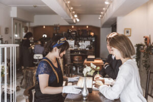 Blue Dove Jewelry Studioで活躍する女性ジュエリー職人たちの接客、制作風景