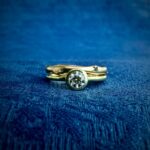 結婚指輪と婚約指輪をオーダーメイド 婚約指輪を普段つけしたいから重ね付けができるように 結婚指輪はK18ピンクゴールドの小枝ボタニカルデザイン 婚約指輪はK18ライムゴールドで0.3ctダイヤで色味を楽しみたい このオーダーから生まれた指輪は同じものがないオリジナルデザイン 欧米のジュエリー文化を楽しむ Our life is our art. PS Blue Dove Jewelry Studioは、世界的に活躍するジュエリーアーティスト山田直広のジュエリー工房にショップを併設しています。日本の量産品を取り扱うジュエリーショップと同じ価格帯でオーダージュエリーをお仕立ていたしますお気軽にお越しください。もちろん代々受け継がれた指輪などございましたらリフォームも承ります。モダンでサステナブルなジュエリー文化をお楽しみください。アーティストが直接ご相談をお受けいたします。 コンテンポラリージュエリーアーティスト 山田直広 彫金教室でまずは体験入学 https://www.dovetokyo.com/course/try/ Blue Doveの新聞記事 https://kichijoji.keizai.biz/headline/3223/