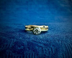 結婚指輪と婚約指輪をオーダーメイド 婚約指輪を普段つけしたいから重ね付けができるように 結婚指輪はK18ピンクゴールドの小枝ボタニカルデザイン 婚約指輪はK18ライムゴールドで0.3ctダイヤで色味を楽しみたい このオーダーから生まれた指輪は同じものがないオリジナルデザイン 欧米のジュエリー文化を楽しむ Our life is our art. PS Blue Dove Jewelry Studioは、世界的に活躍するジュエリーアーティスト山田直広のジュエリー工房にショップを併設しています。日本の量産品を取り扱うジュエリーショップと同じ価格帯でオーダージュエリーをお仕立ていたしますお気軽にお越しください。もちろん代々受け継がれた指輪などございましたらリフォームも承ります。モダンでサステナブルなジュエリー文化をお楽しみください。アーティストが直接ご相談をお受けいたします。 コンテンポラリージュエリーアーティスト 山田直広 彫金教室でまずは体験入学 https://www.dovetokyo.com/course/try/ Blue Doveの新聞記事 https://kichijoji.keizai.biz/headline/3223/