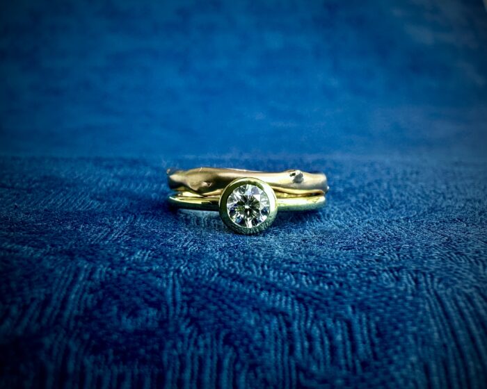 結婚指輪と婚約指輪をオーダーメイド  婚約指輪を普段つけしたいから重ね付けができるように  結婚指輪はK18ピンクゴールドの小枝ボタニカルデザイン  婚約指輪はK18ライムゴールドで0.3ctダイヤで色味を楽しみたい  このオーダーから生まれた指輪は同じものがないオリジナルデザイン  欧米のジュエリー文化を楽しむ  Our life is our art.     PS  Blue Dove Jewelry Studioは、世界的に活躍するジュエリーアーティスト山田直広のジュエリー工房にショップを併設しています。日本の量産品を取り扱うジュエリーショップと同じ価格帯でオーダージュエリーをお仕立ていたしますお気軽にお越しください。もちろん代々受け継がれた指輪などございましたらリフォームも承ります。モダンでサステナブルなジュエリー文化をお楽しみください。アーティストが直接ご相談をお受けいたします。  コンテンポラリージュエリーアーティスト 山田直広     彫金教室でまずは体験入学  https://www.dovetokyo.com/course/try/   Blue Doveの新聞記事  https://kichijoji.keizai.biz/headline/3223/