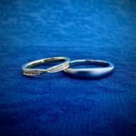 この写真は本校に併設されたBlue Dove Jewelry Studio でオーダーされた結婚指輪です。 デザインはご夫婦でお好みの指輪を選択。”僕はこれ”、”私はこれかな”と楽しく選びました。 多様化する皆様の嗜好をBlue Doveはサポートいたします。 ジュエリーの実際を学ぼう。 DOVE彫金教室では併設するBlue Dove Jewelry Studioのハイレベルなジュエリー制作を間近に見学、学習できます。 コンテンポラリージュエリーアーティスト 山田直広 PS Dove Academy of Jewelry Artsは、世界的に活躍するジュエリーアーティスト山田直広のジュエリー工房にショップ　Blue Dove Jewelry Studioを併設しています。欧米のジュエリー文化を作家本人から直接指導いたします。