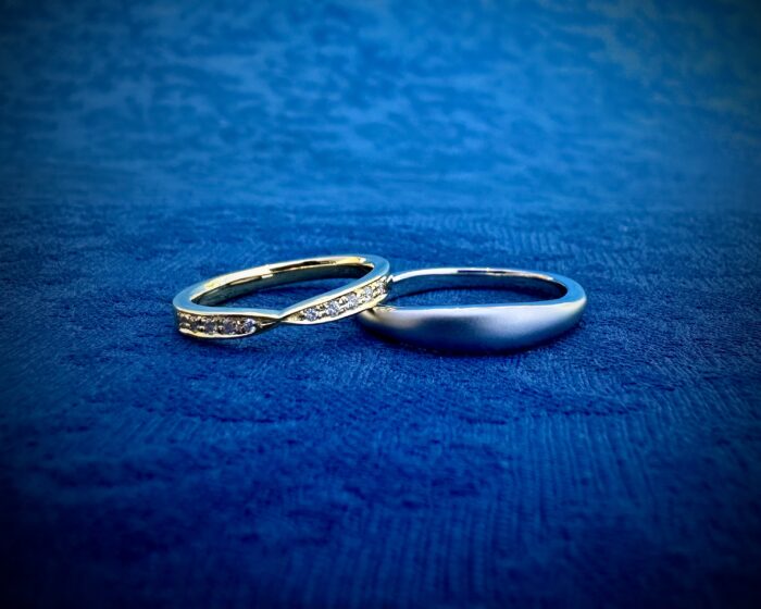 この写真は本校に併設されたBlue Dove Jewelry Studio でオーダーされた結婚指輪です。   デザインはご夫婦でお好みの指輪を選択。”僕はこれ”、”私はこれかな”と楽しく選びました。   多様化する皆様の嗜好をBlue Doveはサポートいたします。   ジュエリーの実際を学ぼう。   DOVE彫金教室では併設するBlue Dove Jewelry Studioのハイレベルなジュエリー制作を間近に見学、学習できます。   コンテンポラリージュエリーアーティスト 山田直広  PS  Dove Academy of Jewelry Artsは、世界的に活躍するジュエリーアーティスト山田直広のジュエリー工房にショップ　Blue Dove Jewelry Studioを併設しています。欧米のジュエリー文化を作家本人から直接指導いたします。