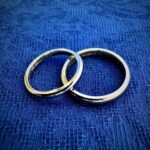 本校のショップでオーダーされた結婚指輪です。 ジュエリーメイキングの世界では 極めて困難な技術を使った結婚指輪 ツートーンカラーリングのオーダーメイド 素材はK18YGイエローゴールドとK18BGベージュゴールド 余分な溝や飾りを入れずシンプルな鏡面に仕上げるには 高度なロウ付け技術が必要となります 仕上がりはグラデーションのように色が変化 玄人好みのこの指輪は世界にひとつの指輪となり オーナー様のお手元に