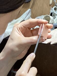 彫金教室でハバキ制作を行っている風景