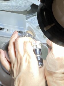 エ彫金教室でタニティーリングの石留め
