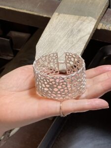 925シルバーバングルのヤスリ方の動画です。