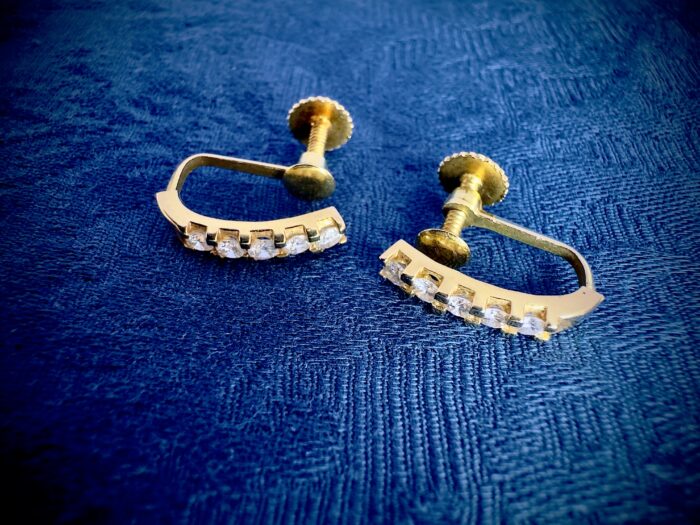 Our life is our art.PS Blue Doveで結婚指輪をオーダーしてみませんか Blue Dove Jewelry Studioは世界的に活躍するジュエリーアーティスト山田直広の ジュエリー工房にショップを併設しています。 日本の量産品を取り扱うジュエリーショップと同じ価格帯でオーダージュエリーを お仕立ていたしますお気軽にお越しください。 もちろん代々受け継がれた指輪などございましたらリフォームも承ります。 モダンでサステナブルなジュエリー文化をお楽しみください。 アーティストが直接ご相談をお受けいたします。 コンテンポラリージュエリーアーティスト 山田直広