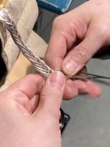 DOVE彫金教室でワイヤーアートを楽しむ。バングル制作の画像